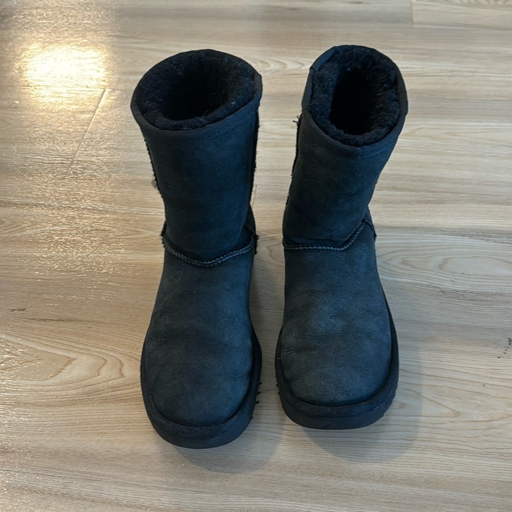Black short Uggs